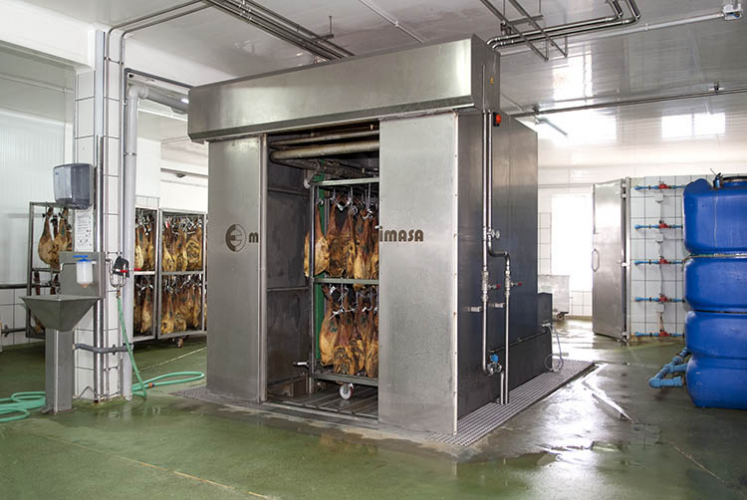 lava prosciutti su carrelli da stagionatura Lava salumi